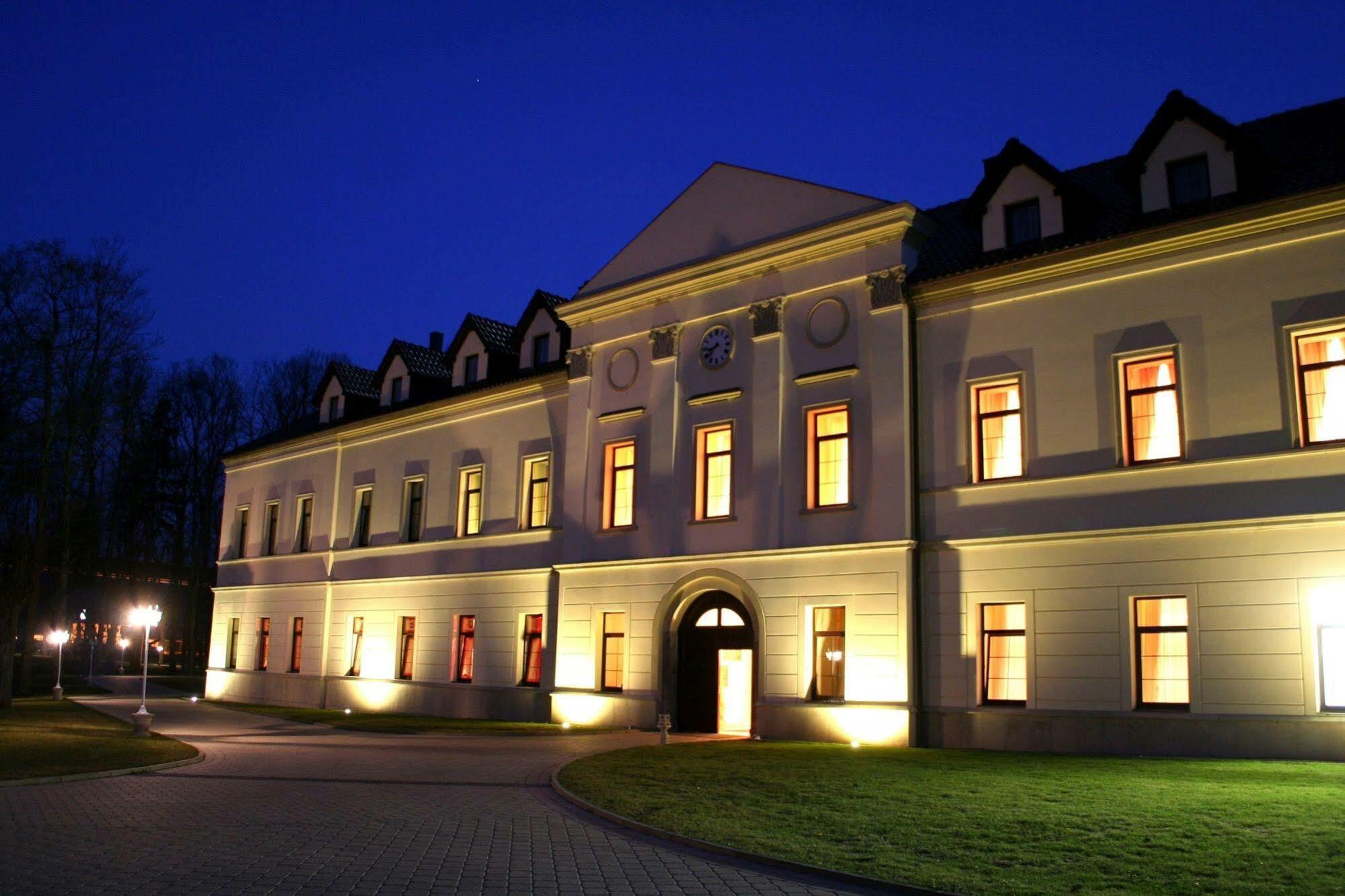 Zamek Kamenny Dvur Hotel Mostov Exterior photo